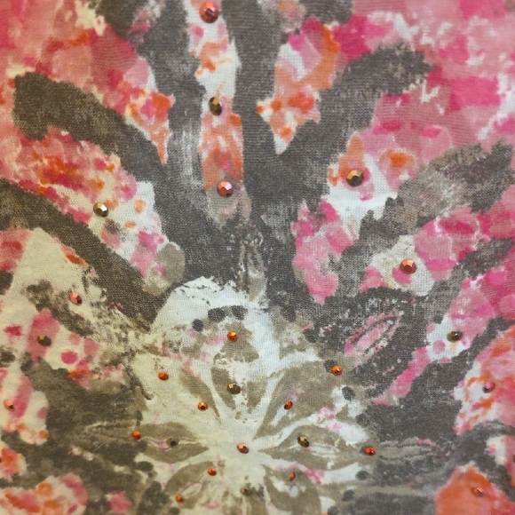 Maurices Red and Pink Graphic Fitted Short Sleeve Tee-Size Large - Picture 2 of 4